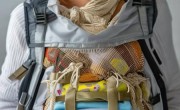 母亲肩扛50斤行李送女儿上学，母爱如山令人泪目